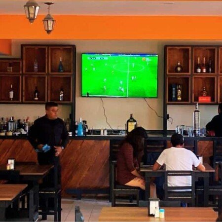 Bar con repisas cúbicas y frente en diagonal alt="Bar con repisas cúbicas y frente en diagonal "