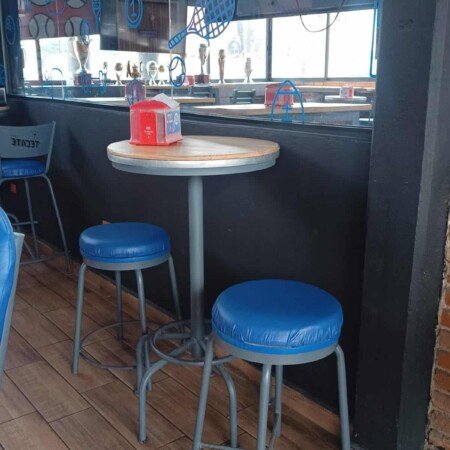 Mesa alta redonda y taburetes alt="Mesa alta redonda y taburetes "