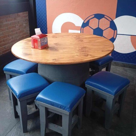 Mesa redonda sobre barrica y taburetes alt="Mesa redonda sobre barrica y taburetes "