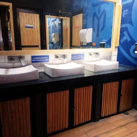 Mueble de lavabos con puertas listonadas alt="Mueble de lavabos con puertas listonadas "